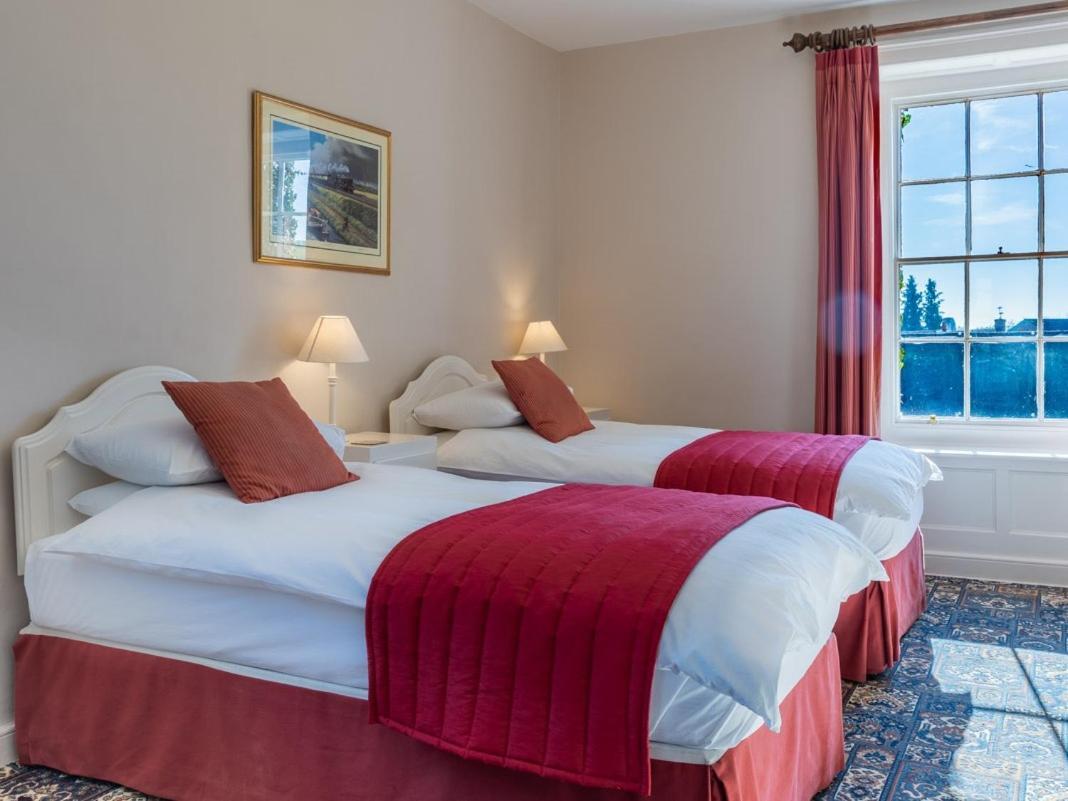 Manor Farm B&B Marlborough Esterno foto